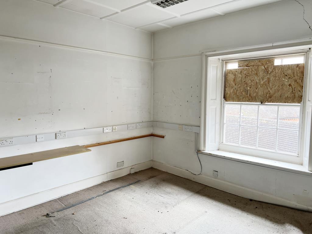 Lot: 40 - LANDMARK FREEHOLD BUILDING WITH PLANNING FOR REDEVELOPMENT - First floor former office room with shelving wall sockets and window overlooking rear